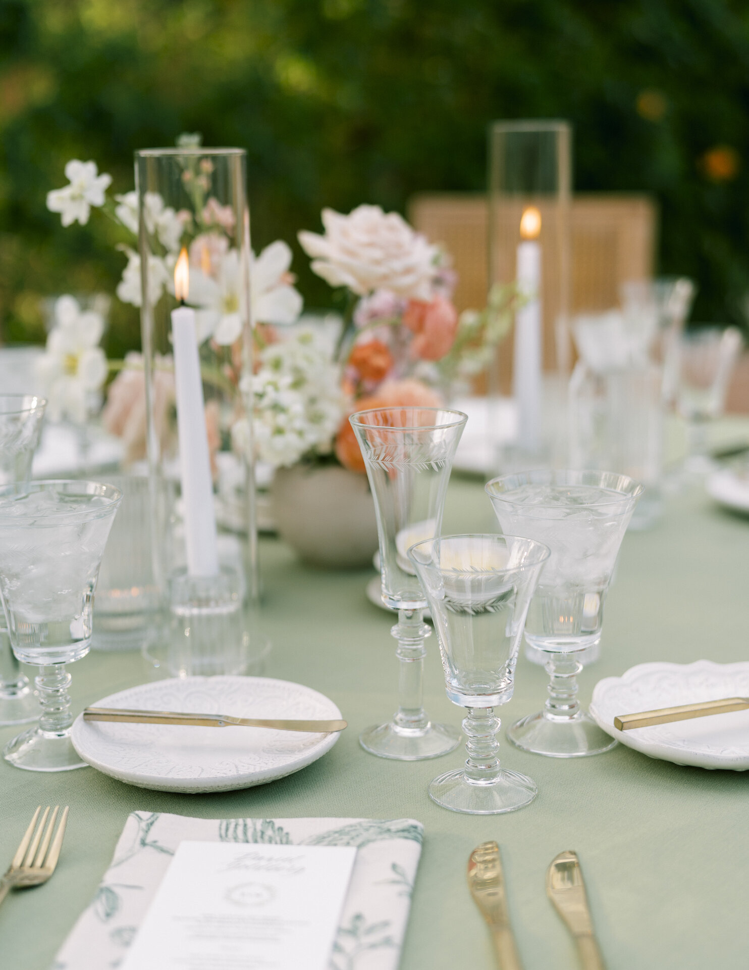 winter-reception-place-setting-phoenix-wedding-florist-white-taper-candles