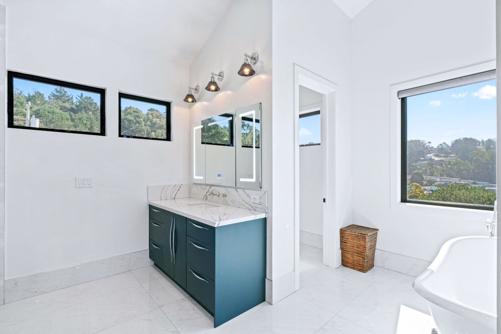 mls18_michael-jimenez-pacifica-realtor-homes-for-sale-primary-en-suite-buyers-agent