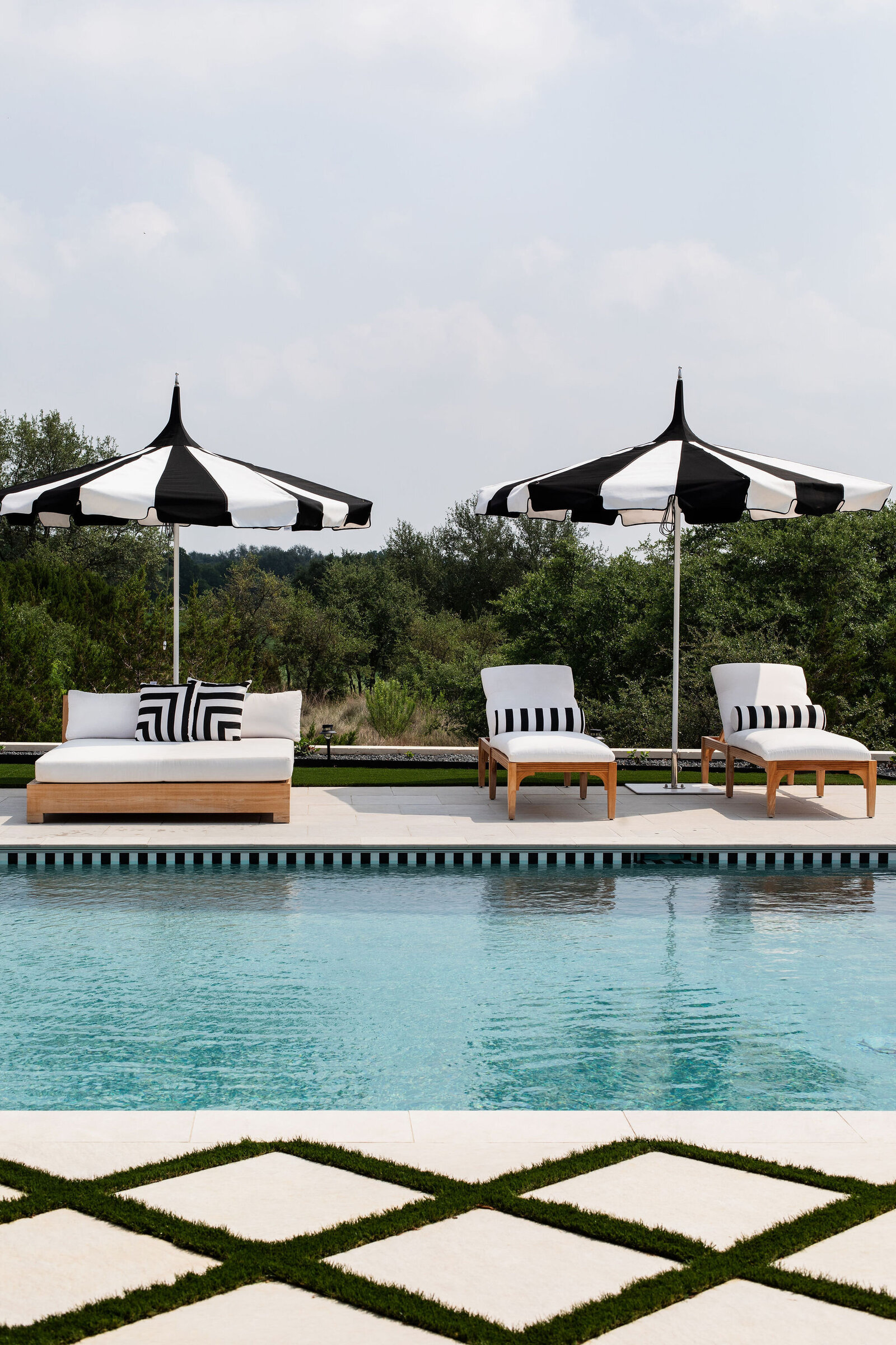 black+white+pool+design+umbrellas+tile+pillows+nuela+designs