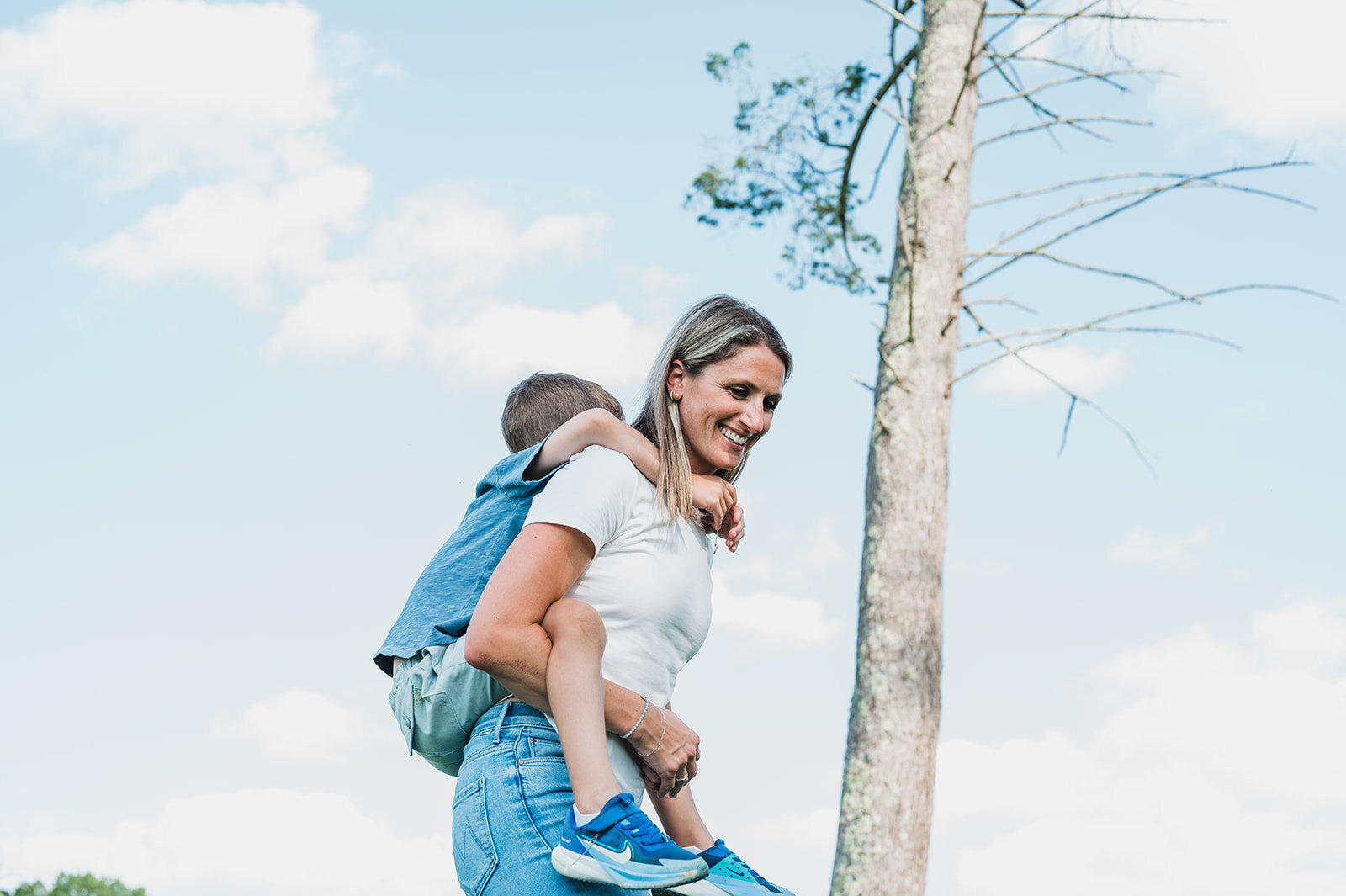mom-carrying-child-piggyback-natural-family-photo