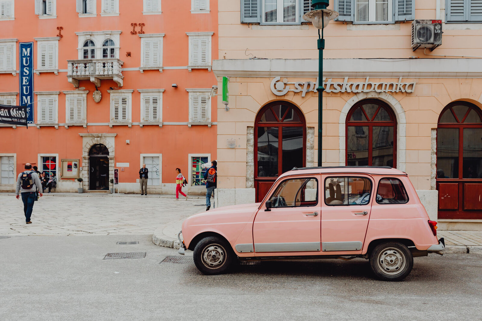 kaboompics_pink-renault-4-on-the-street-in-the-city-of-rovinj-croatia-10568