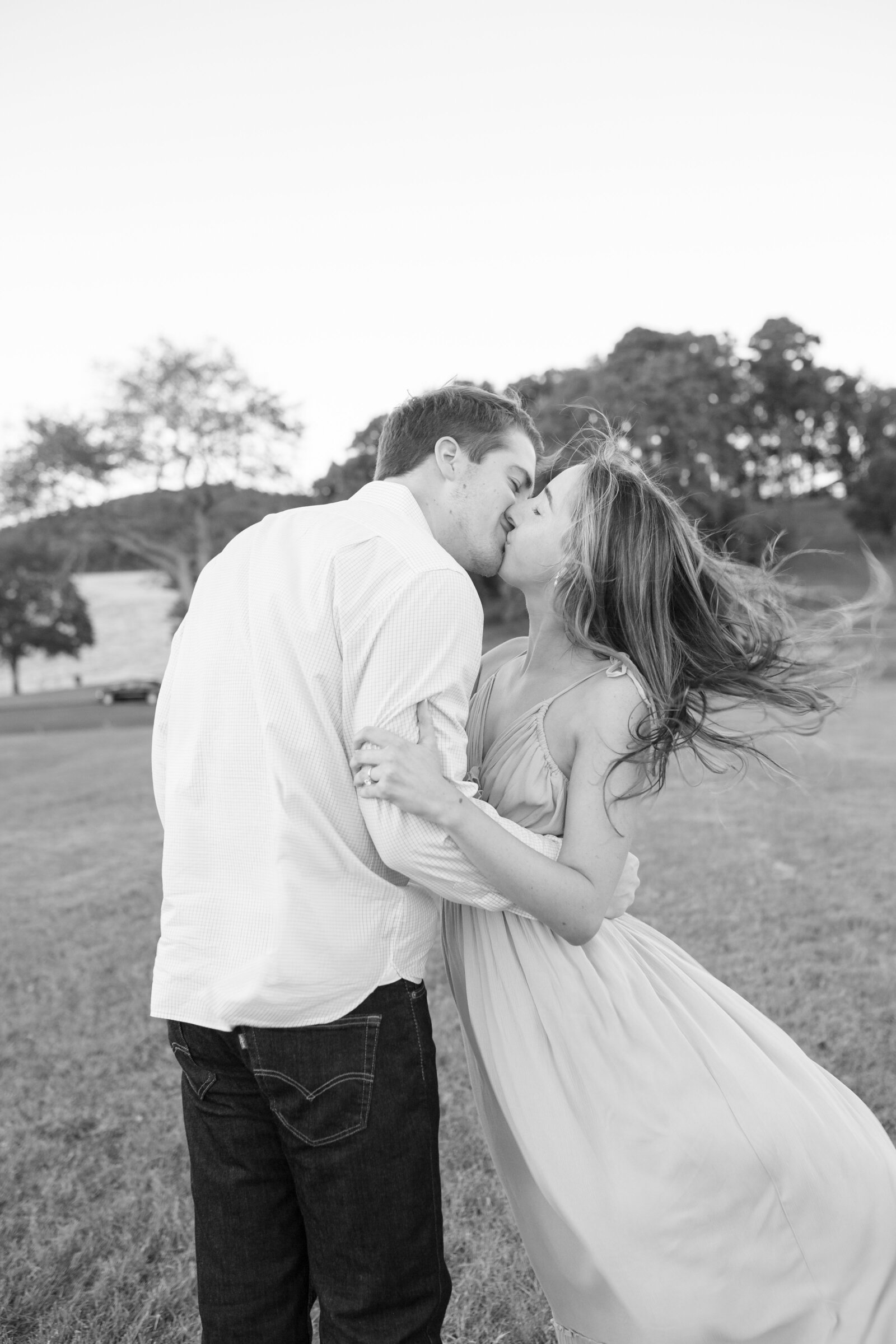 mariah_rock_photography_classic_timeless_wedding_photographer_knoxville_tennessee_chattanooga_tennessee_destination_travel_fine_art_high_end_luxury_wedding_engagement_elopement_photo_black_white_elegant_traveling_travel_city