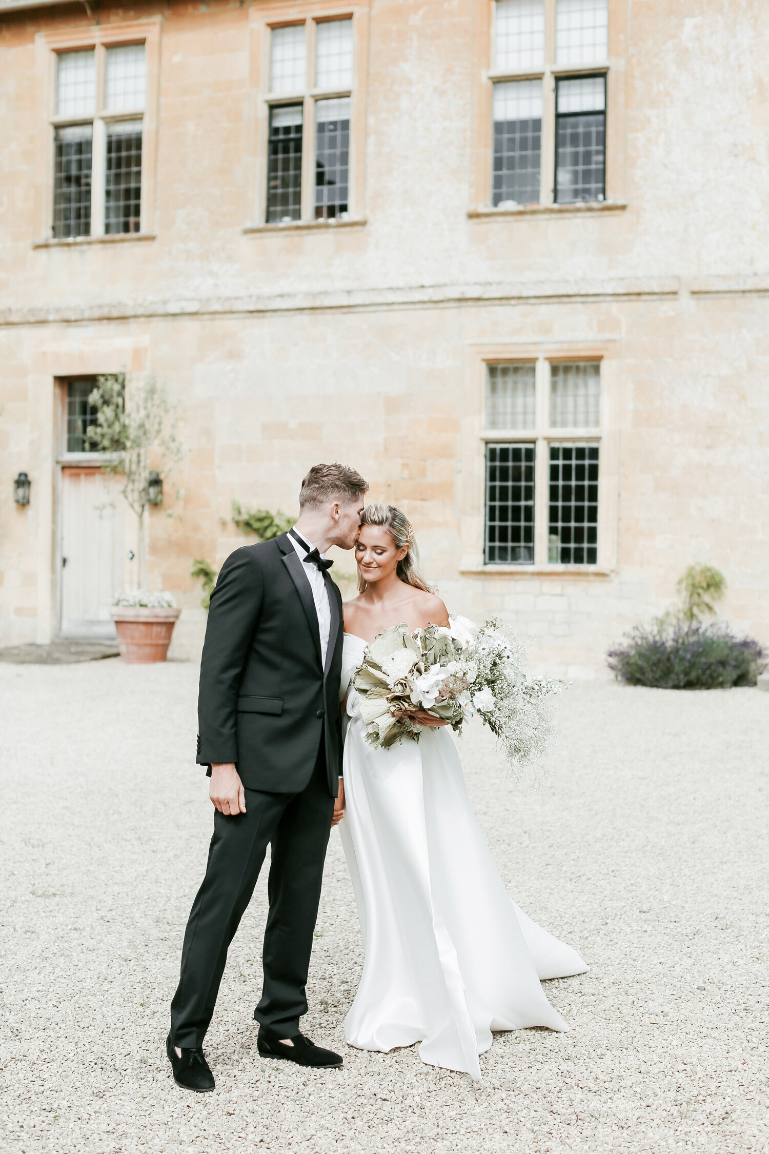 The-Compton-Gallery-wedding-venue-couple-dancing