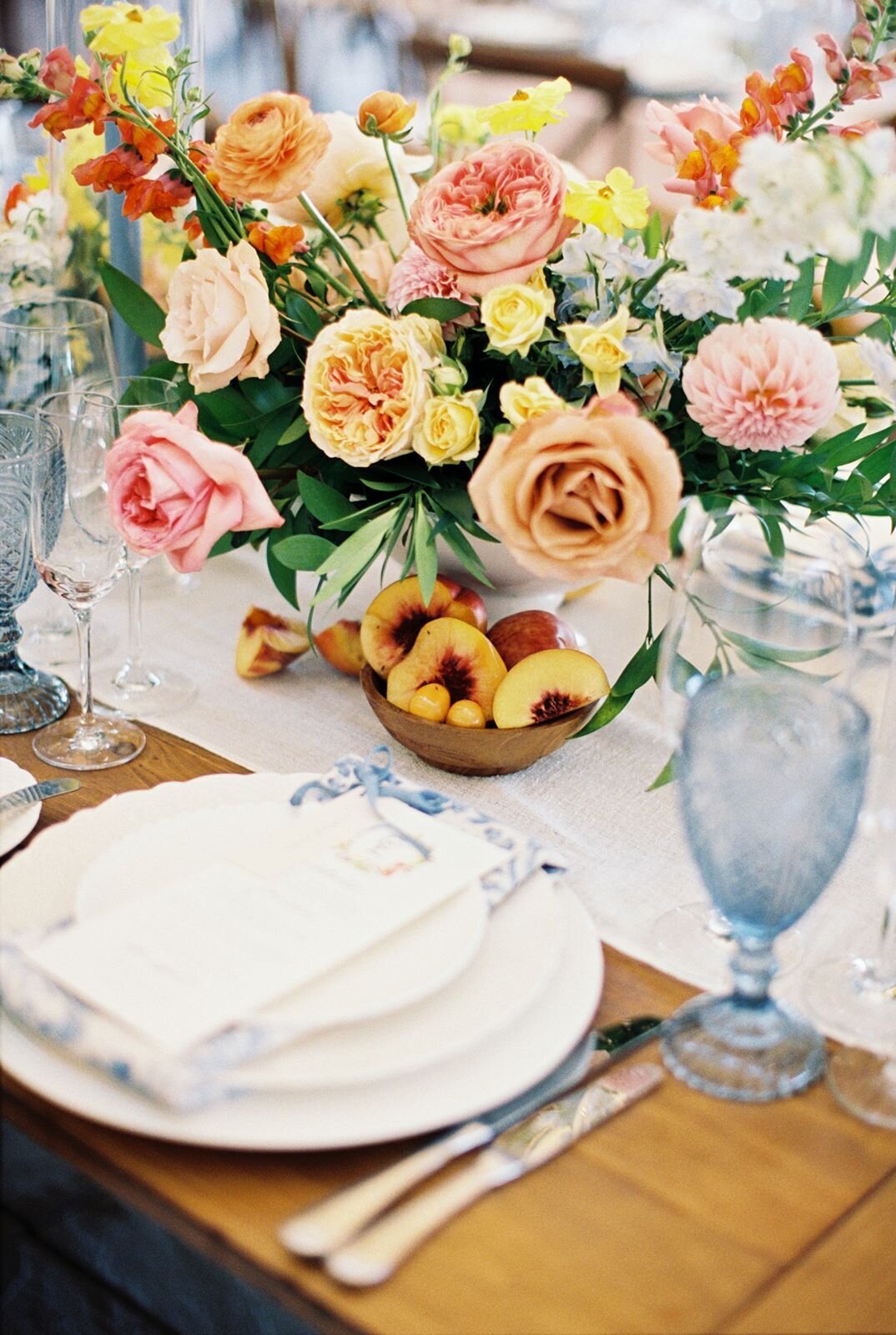leila-james-events-newport-rhode-island-luxury-wedding-planner-castle-hill-inn-venue-erin-mcginn-wedding-photographer-bright-florals-CH0548 copy