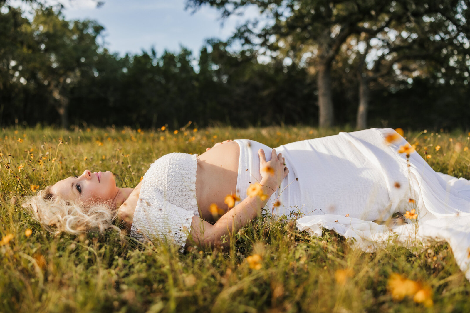pregnant-woman-lays-in-flowers