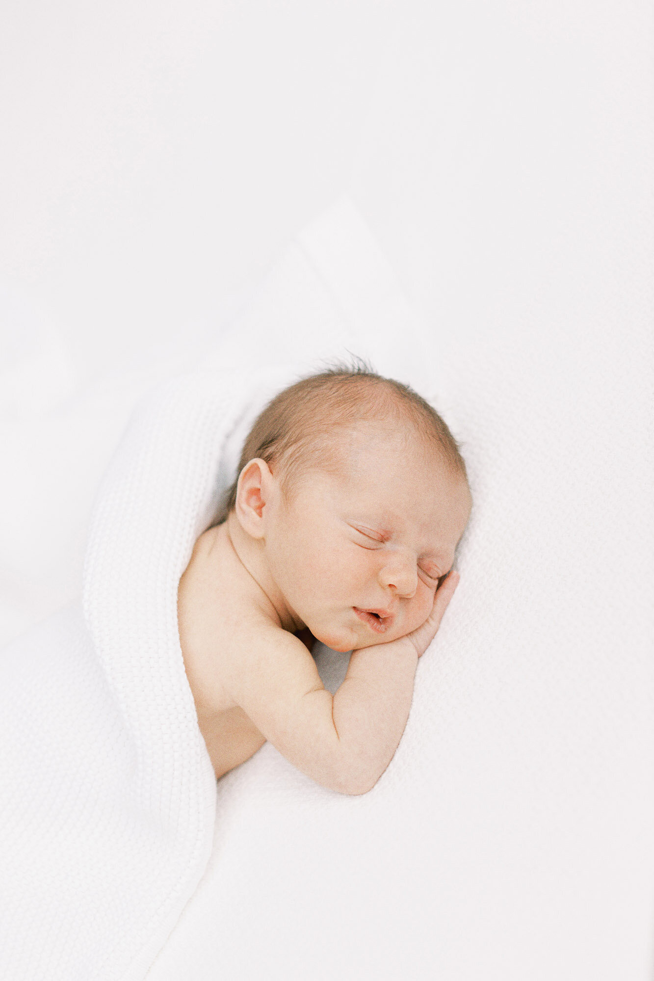 newborn-sleeping-on-tummy