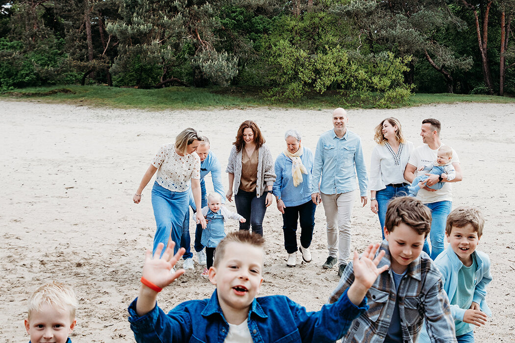 familiefotoscadettenkamp, spontanefamiliefotos, familiefotograafbrabant, zundert, rucphen, schijf, ettenleur, halderberge, rijsbergen, achtmaal, cadettenkampfotoshoot