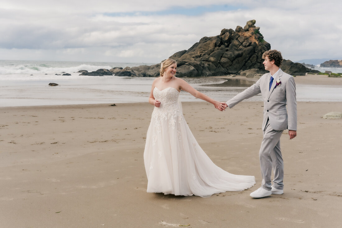 Bride and groom at fogarty creek state park 