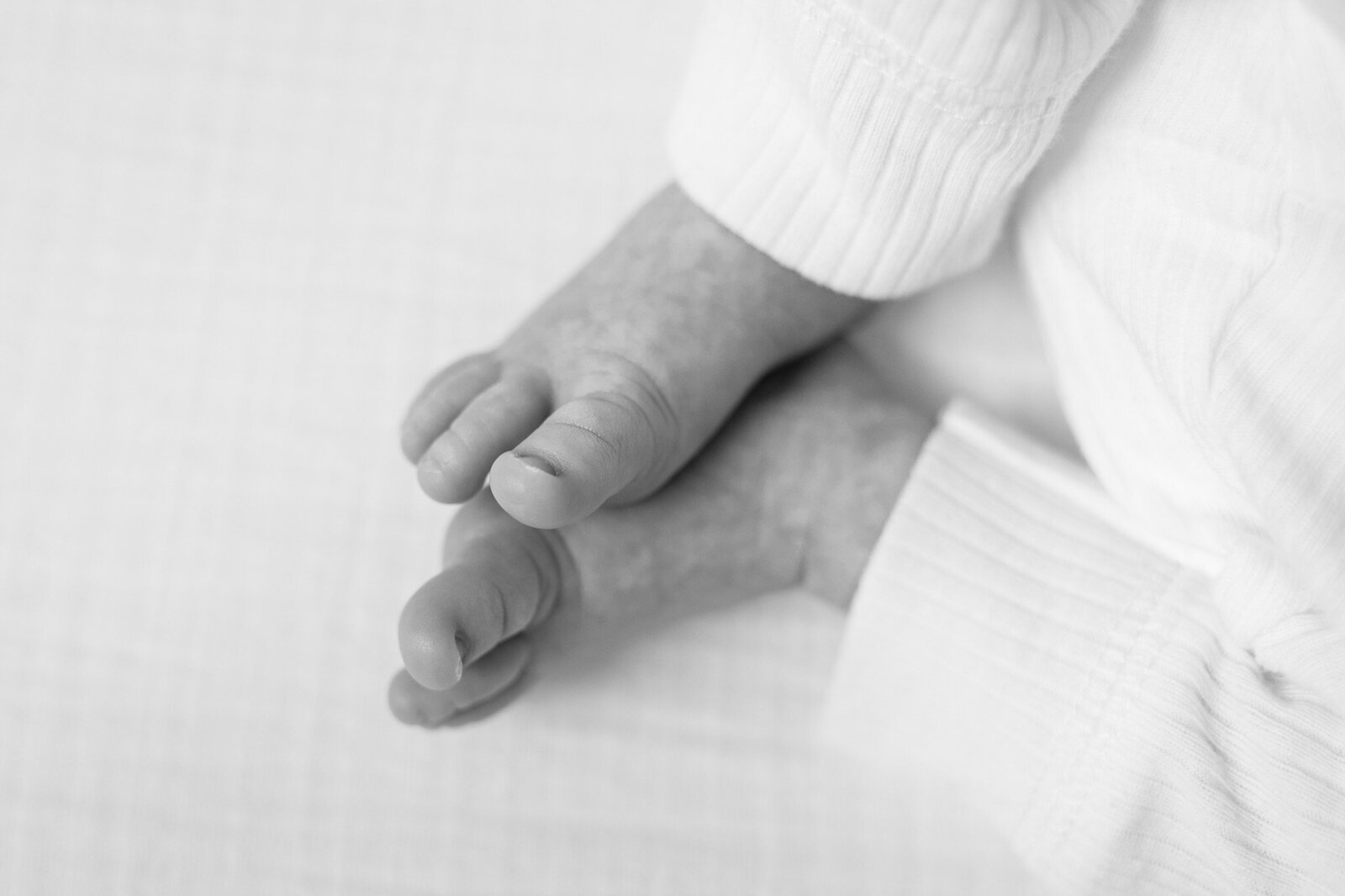 newborn-photos-twins-details-natural-tiny-nc (3)