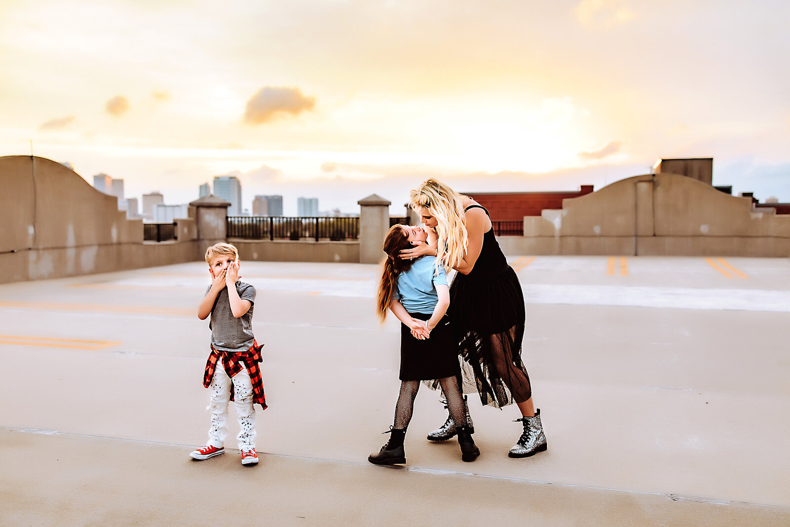 hipster-plaid-black-tulle-family-mom-kids-garage
