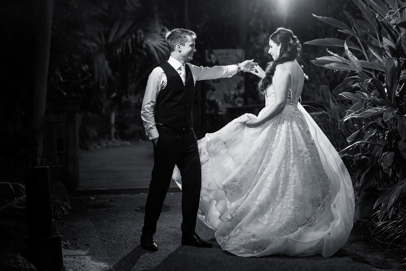 Wedding_photogrpahers-Adelaide-zoo-wedding-dreamteamimaging_02-bw
