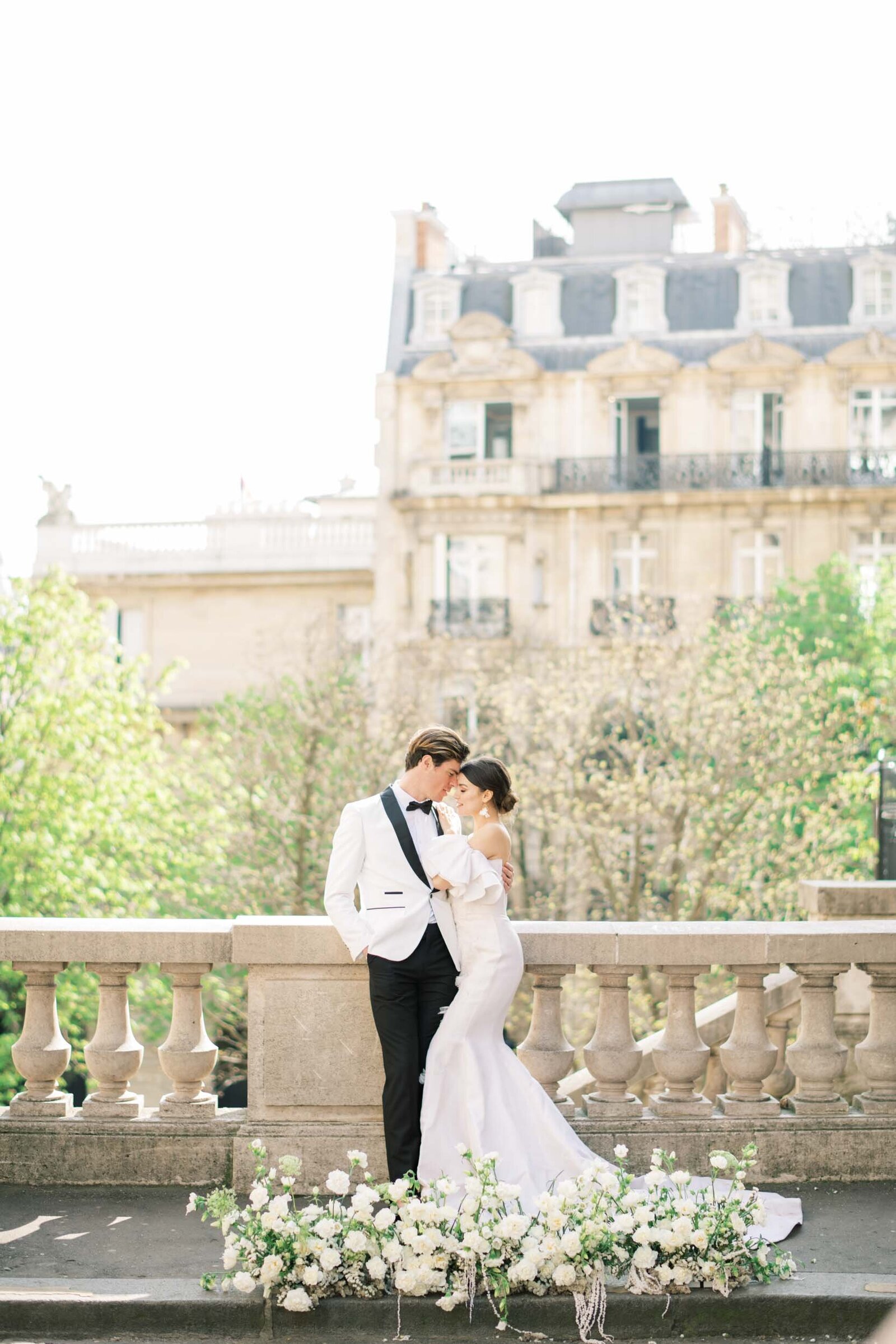 paris bride and groom at the eiffel-1010