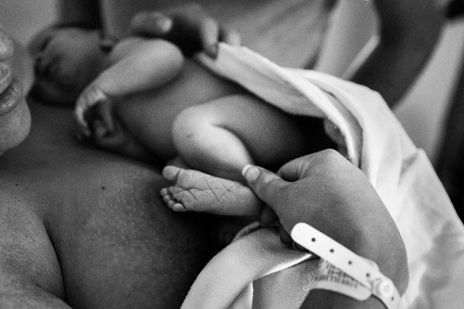 newborn-foot-detail-windsor-birth-photographer-metropolitan-campus