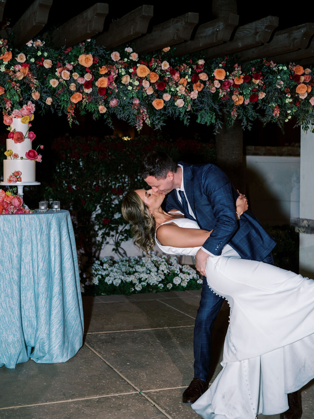 bride-groom-kiss-north-scottsdale-florist