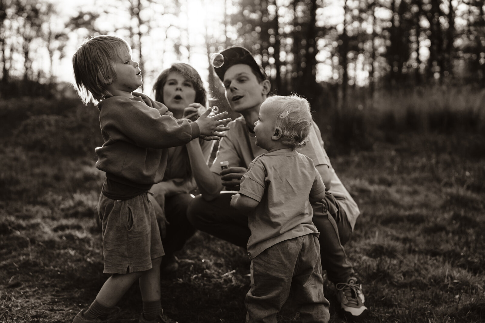 Familie fotografie in het bos bellen blazen