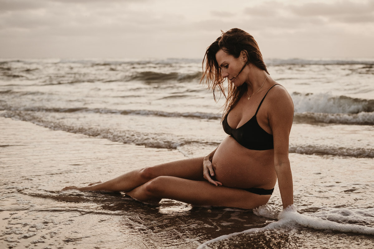 zwangere vrouw in zee
