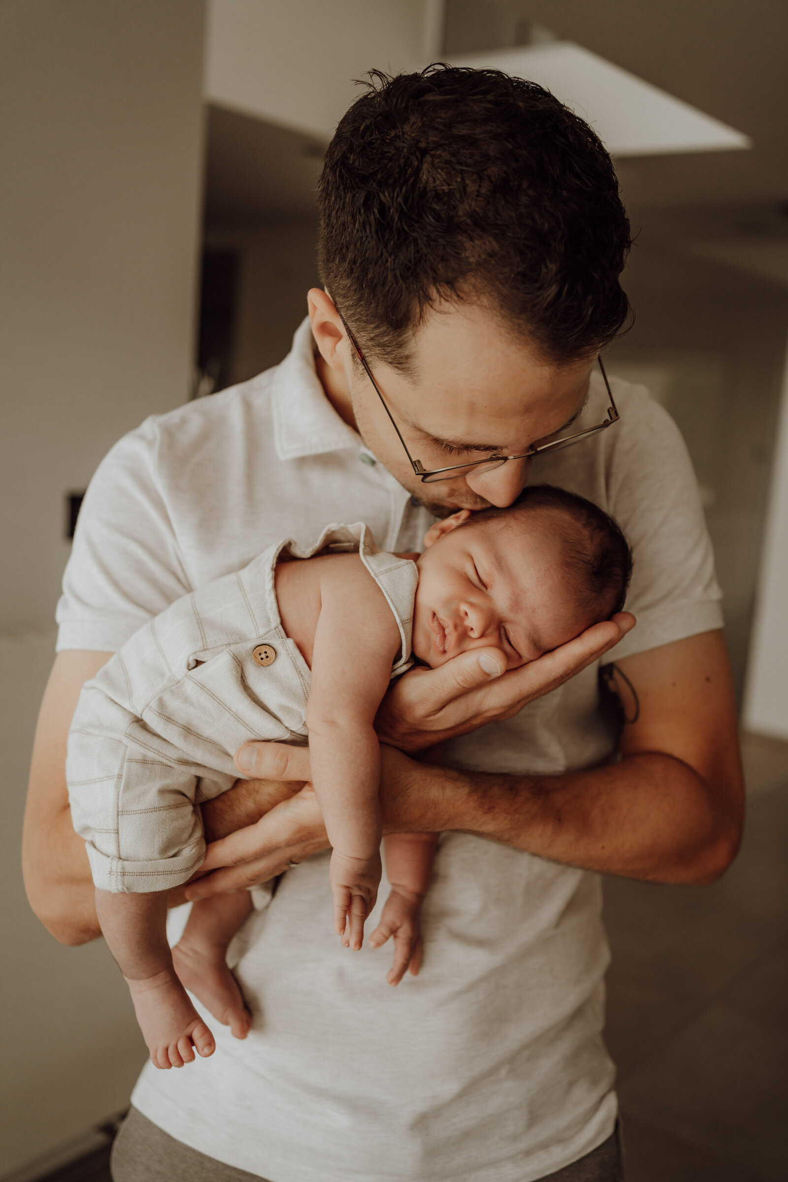 papa en baby, newbornfotoshoot, newbornfotoshoot aan huis