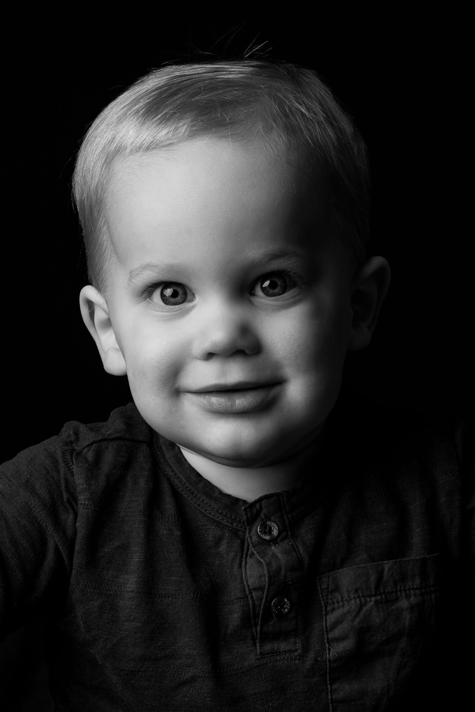 jongetje tijdens de portret mini shoots bij  kindcentrum de Wijngaard in Zwartsluis, door Evita Fotografie