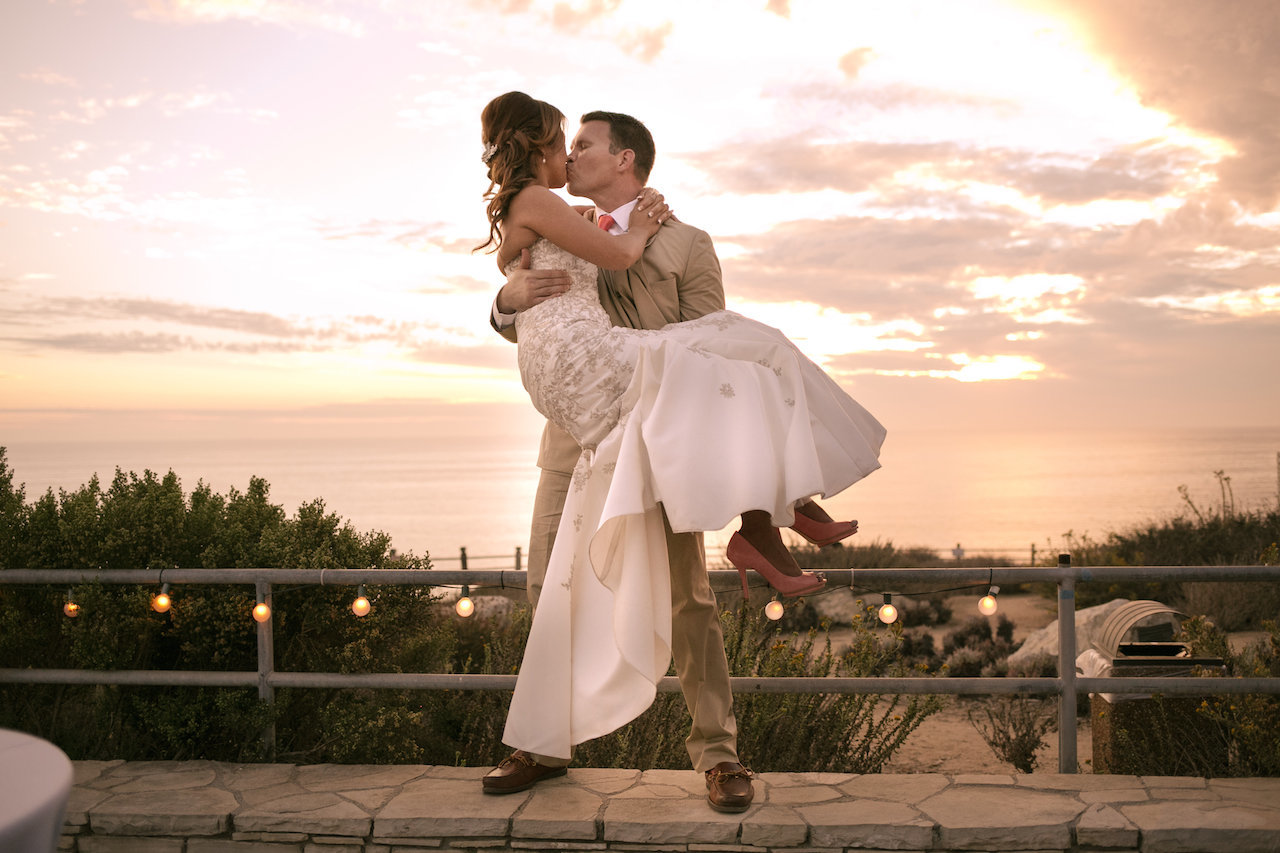 birde and groom kissing at sunset in point vicente interpretive center in palos verdes