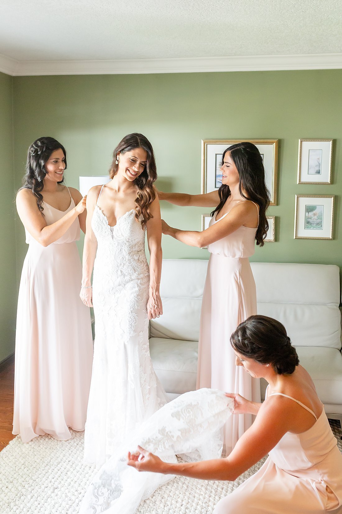 Bridesmaids-helping-the-bride-getting-ready-for-her-wedding-day