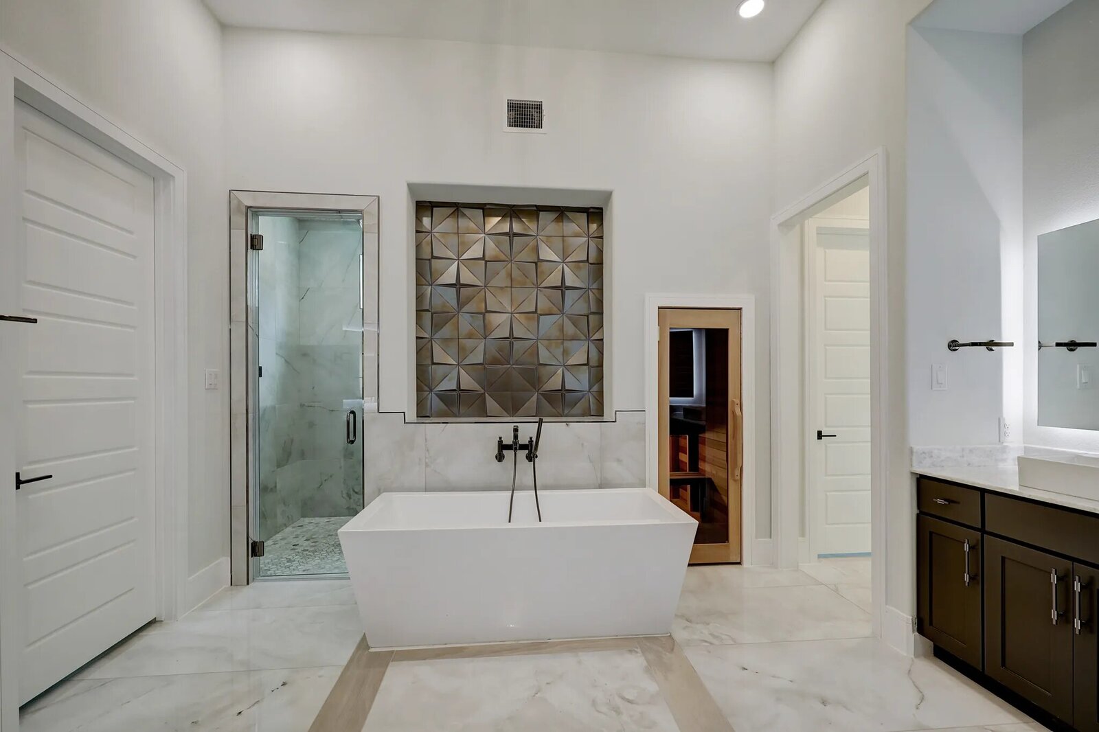 Livingston-Custom-Homes-Oyama-Custom-Build-Bathroom-Soaker-Tub