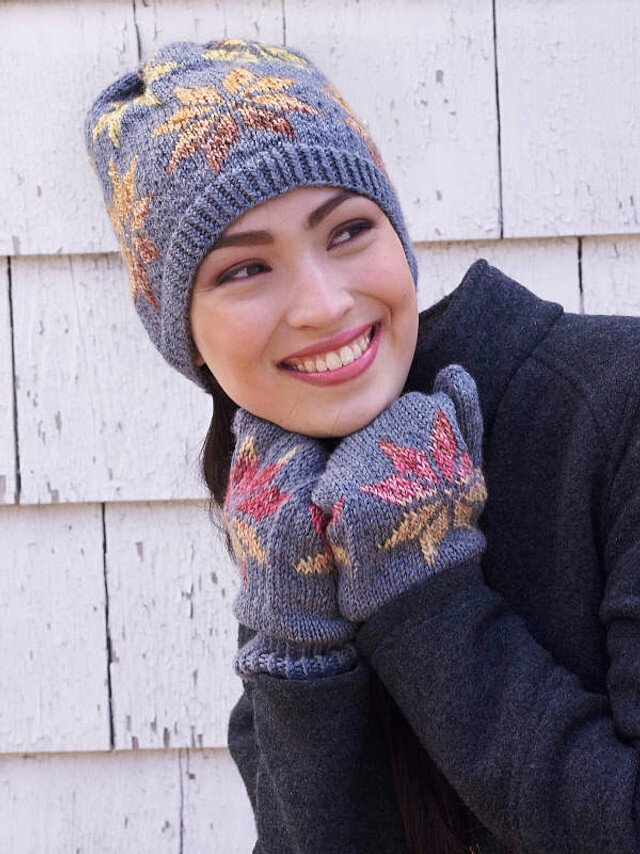 Natural makeup for a model wearing a hat and gloves