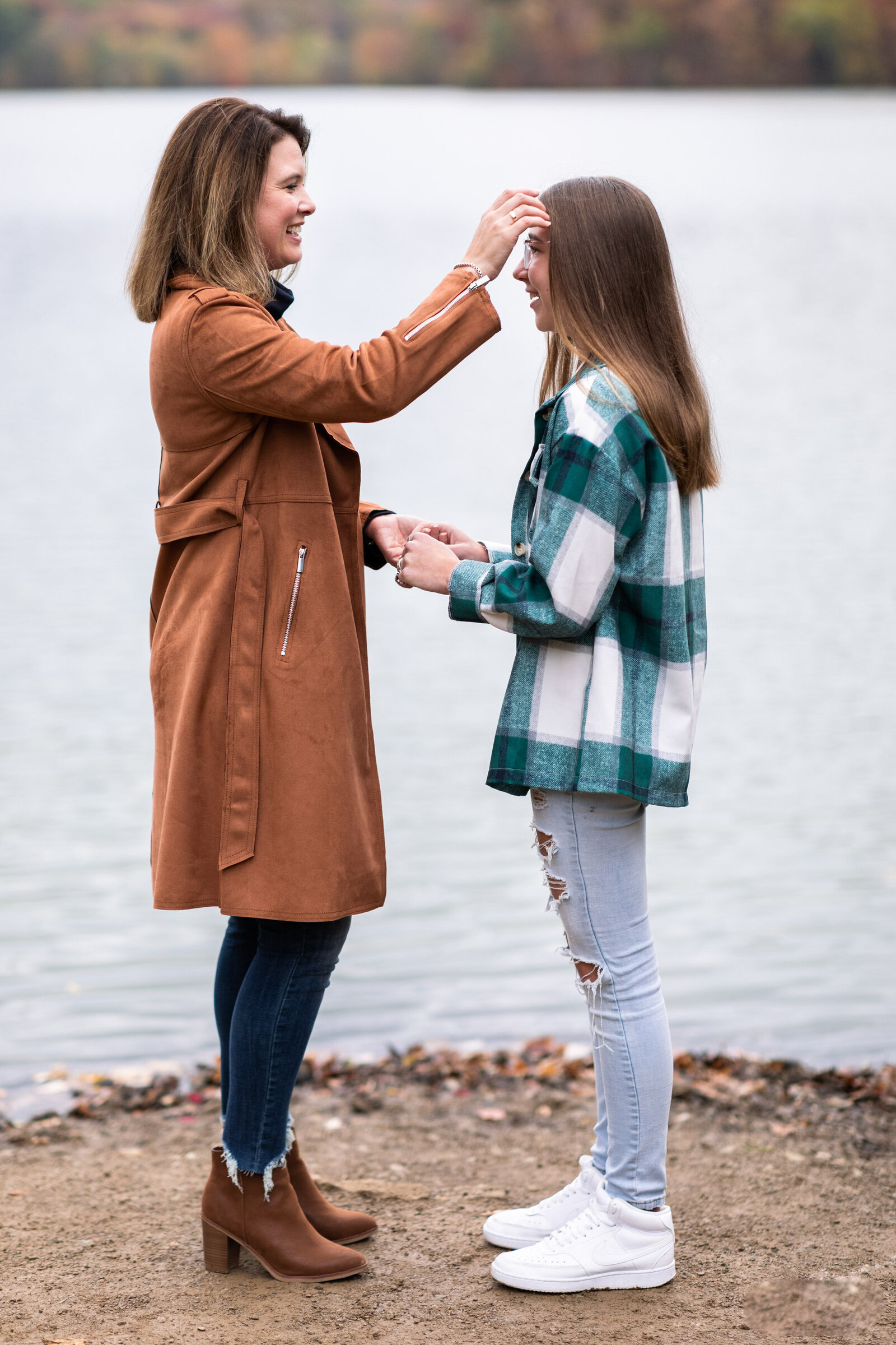Kansas_City_Family_Photographer_mother_daughter_holding_hangs_smiling_together-18