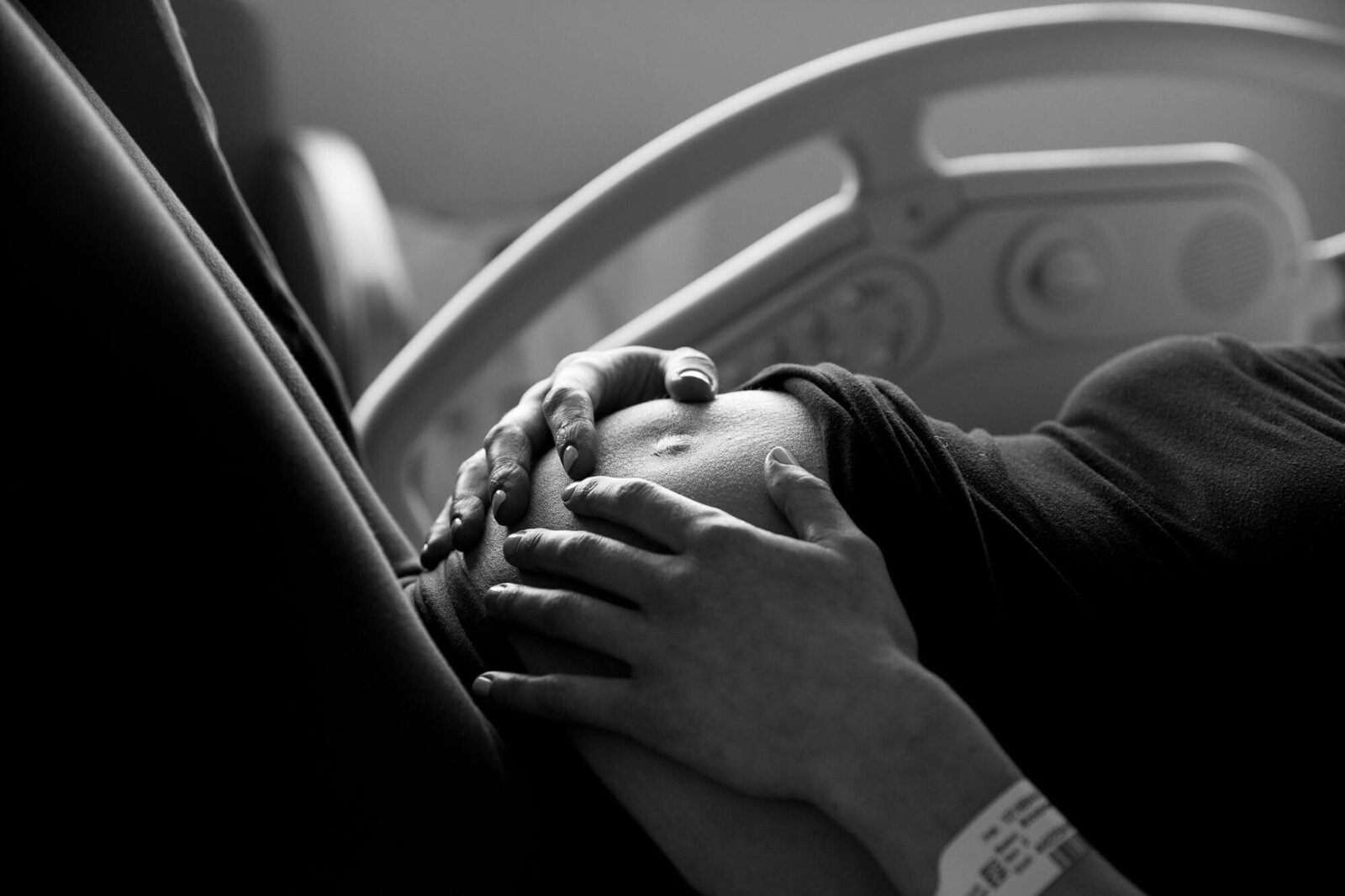 victoria-hospital-london-ontario-birth-photography-contractions-in-hospital-bed