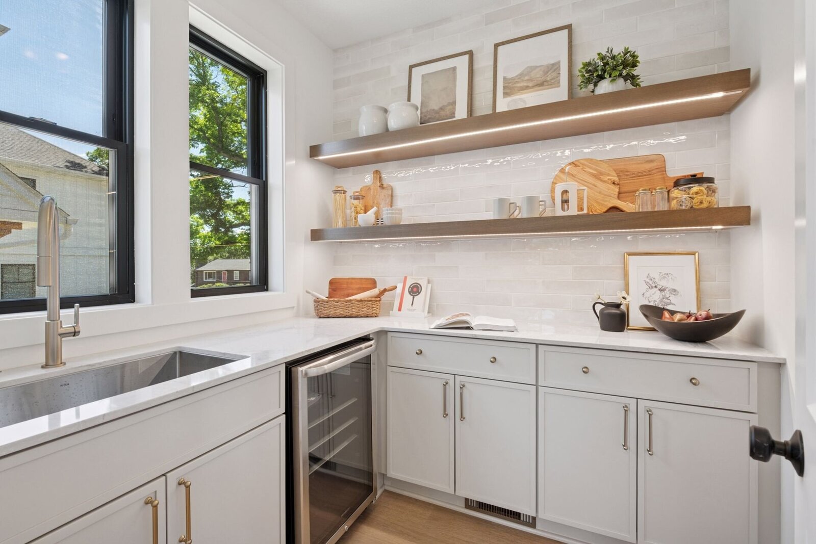 4404 West 58th Street - Butler's Pantry Showcase