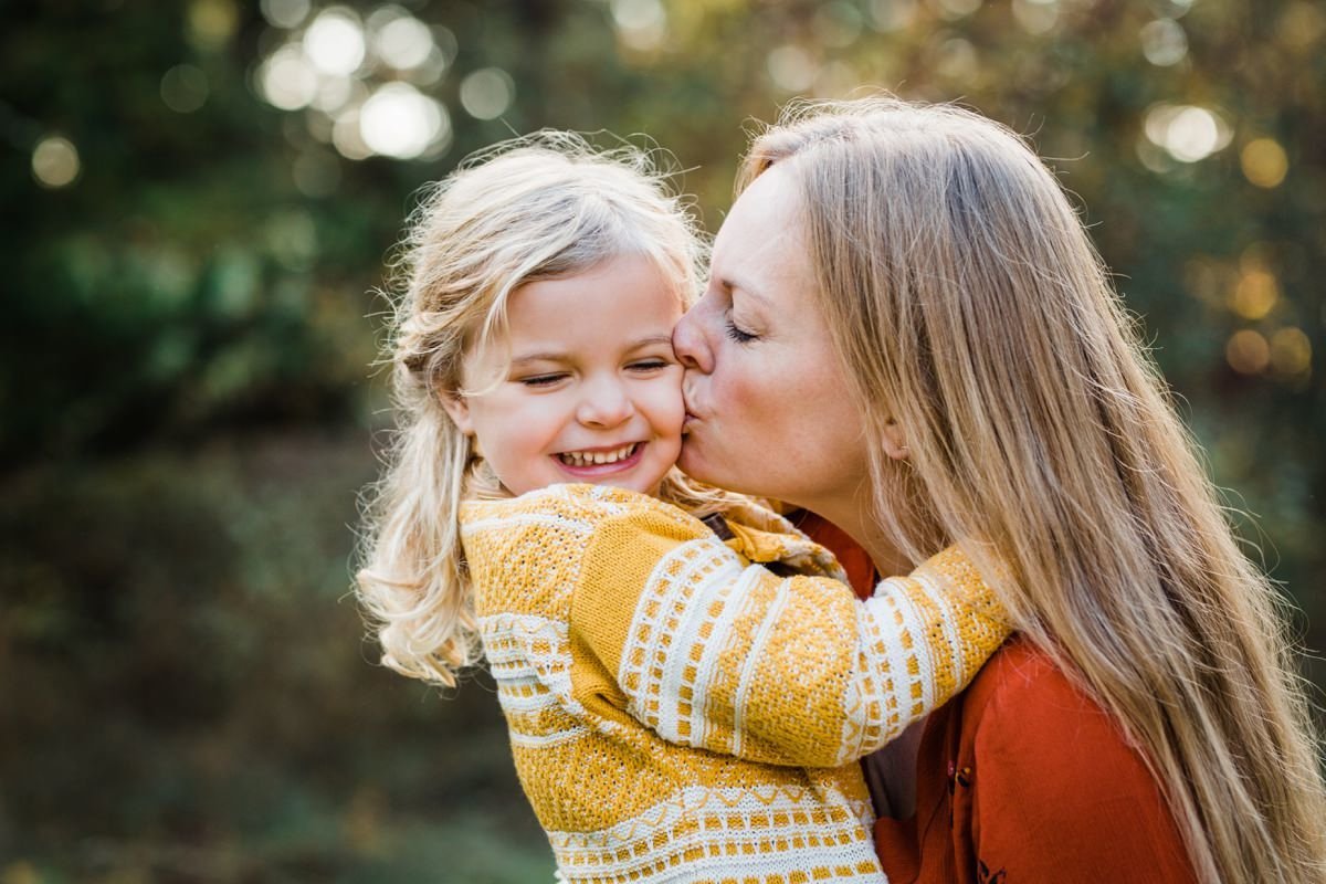 best-seattle-lifestyle-family-photographer-natural-authentic-posing-3719_1200