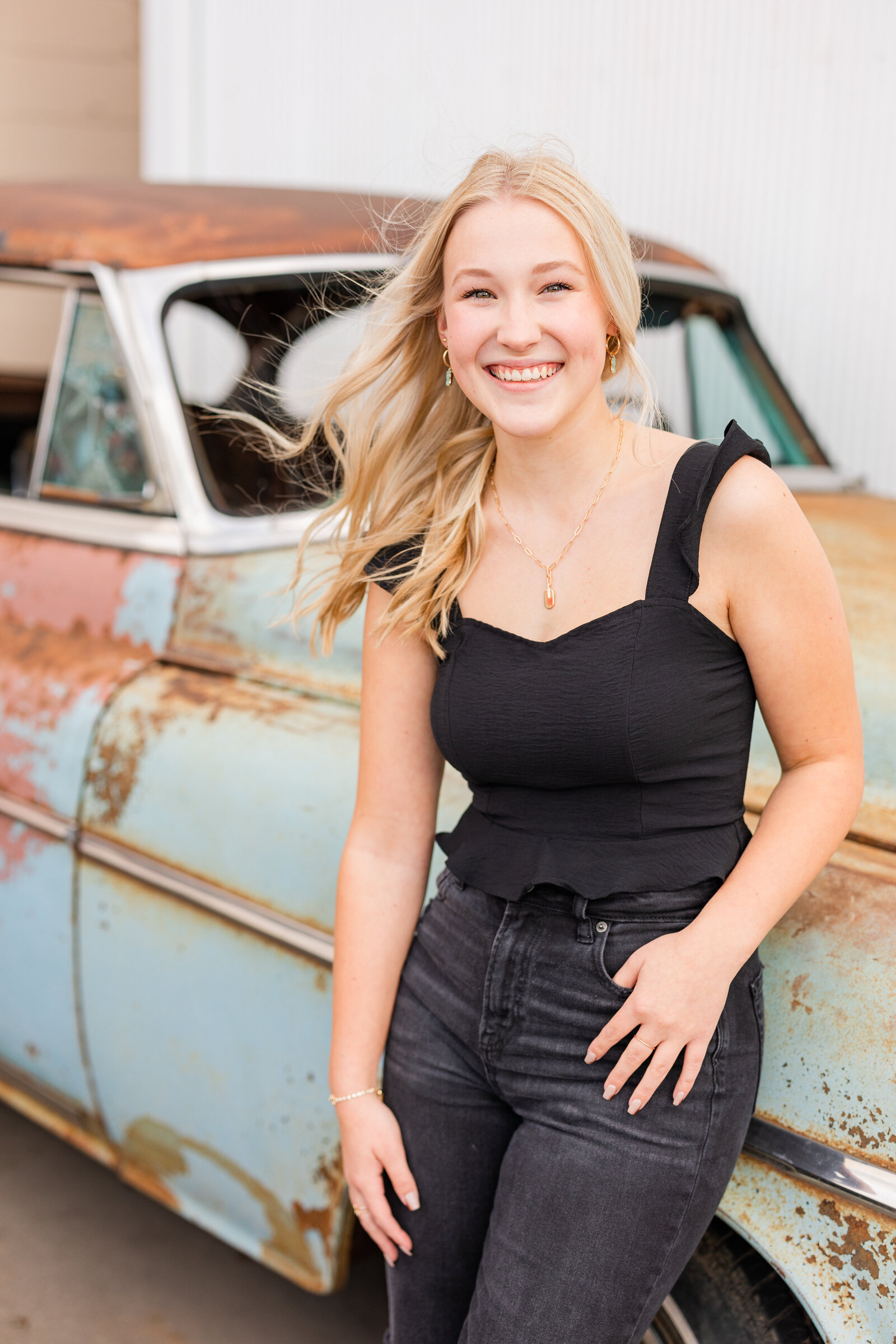 senior-picture-with-old-car