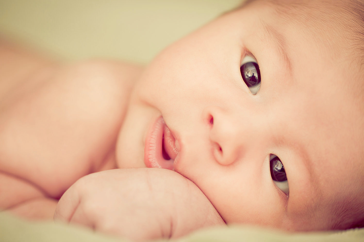 san diego newborn photographer | newborn with eyes wide open stunning