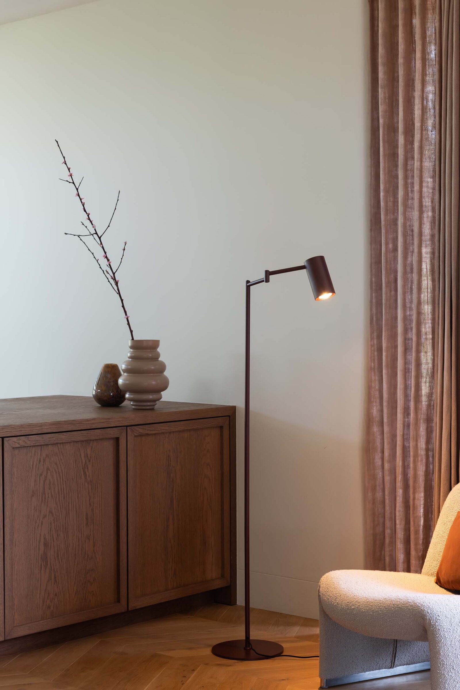 fotostyling-its-about-romi-nistelrode-woonkamer-vloerlamp-bilbao-burgundy-sfeerbeeld-annedelange