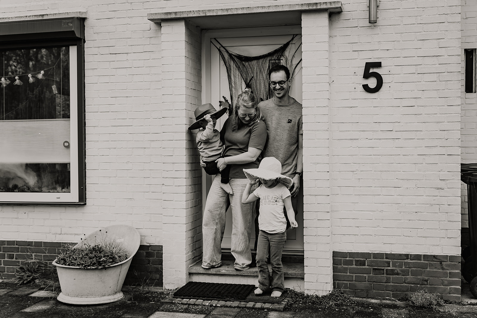 gezinsfotoshoot fotoshoot gezin gezinsfotografie gezinsfotograaf gezinsfotoshoot eindhoven gezinsshoot zwangerschap gezinsshoot buiten spontane gezinsfoto'a