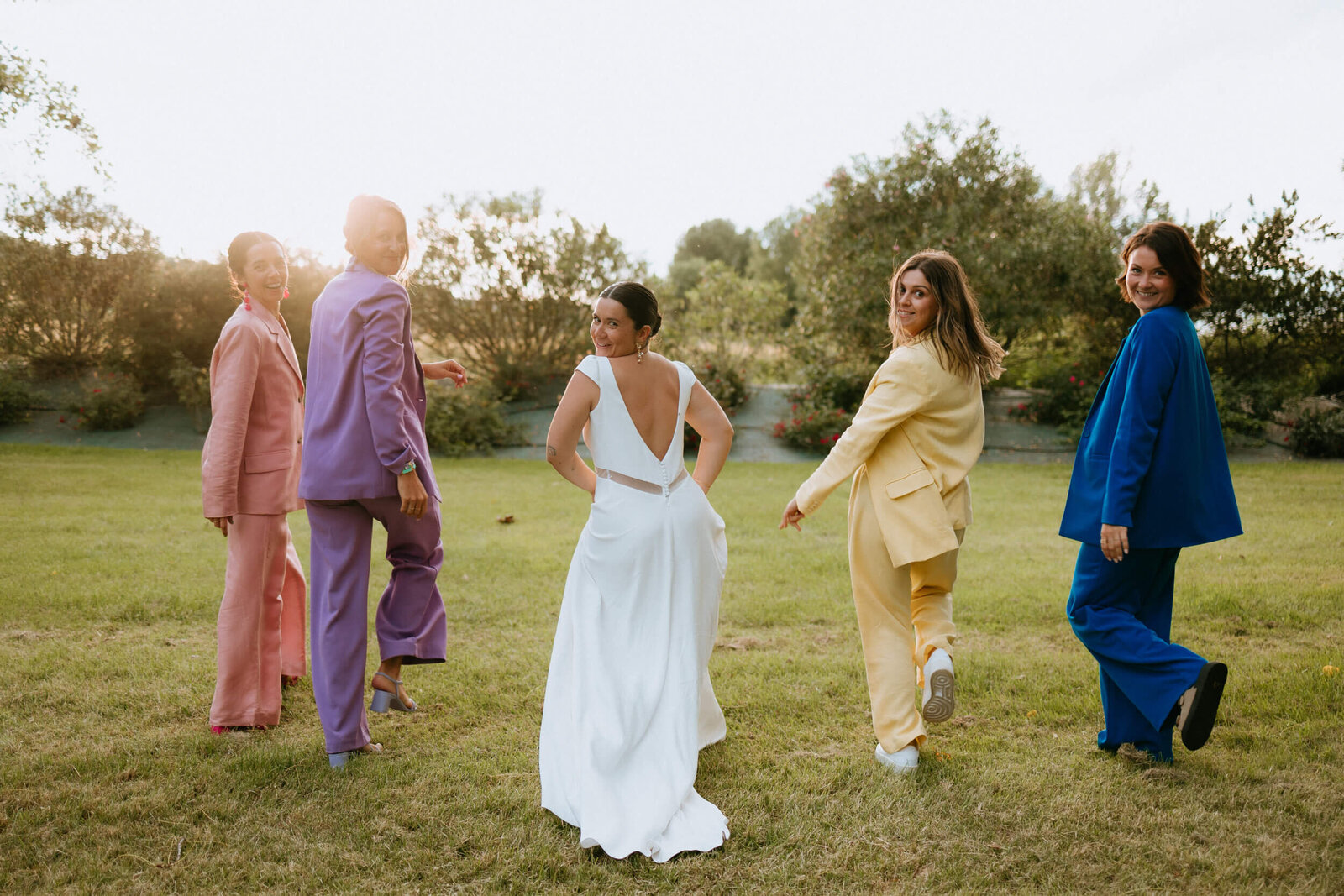 bride et bridesmaid posing