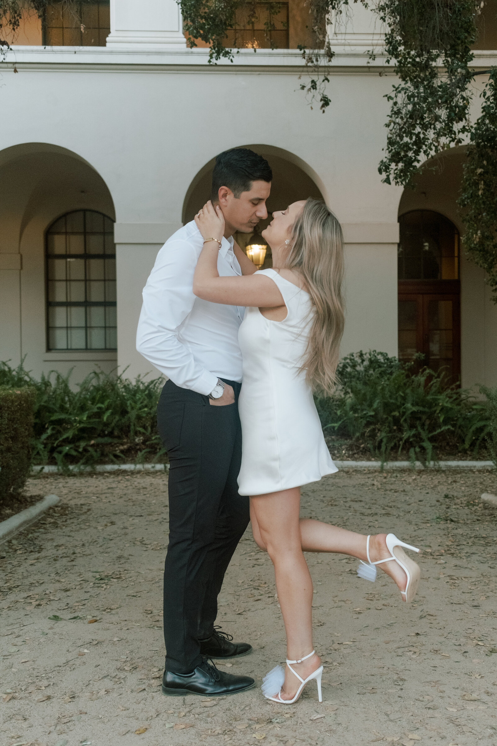 madi-aj-pasadena-city-hall-california-engagement-haleyjames-7