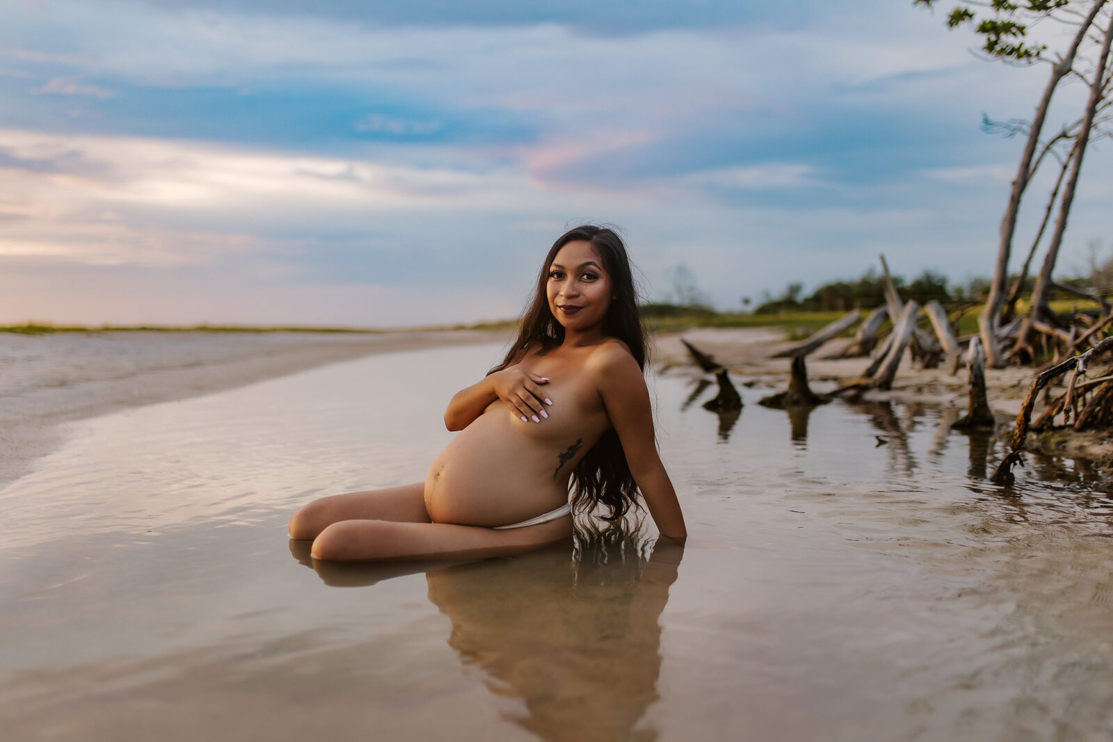 nude-beach-maternity-photoshoot-outdoors