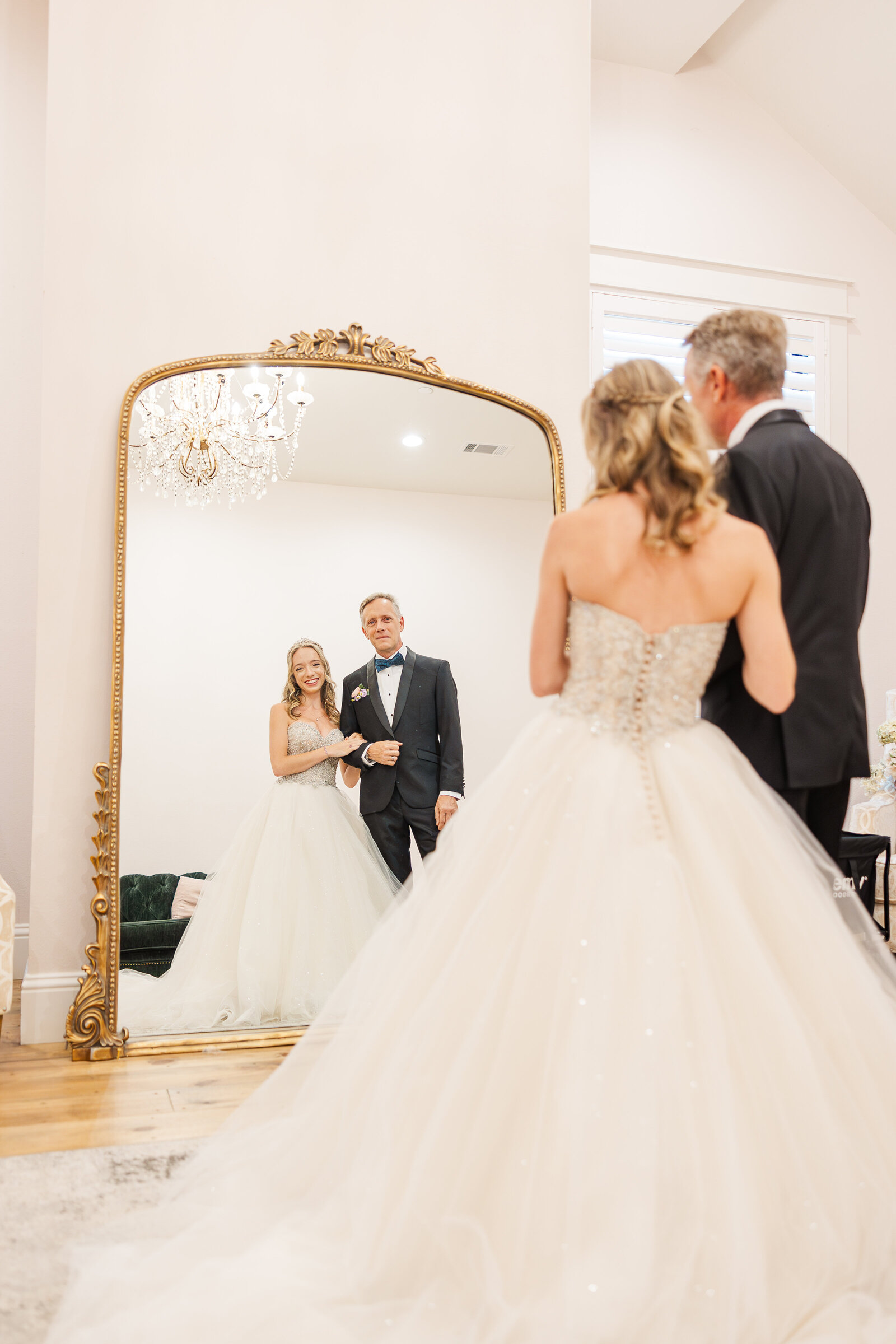 Bride-with-father-looking-in-the-mirror