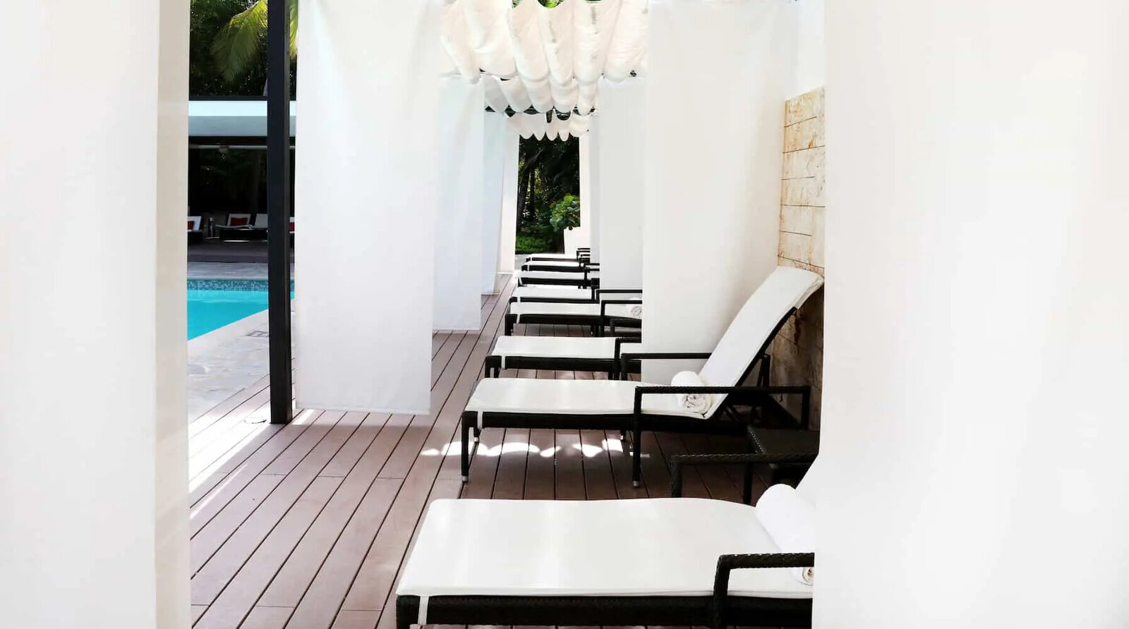 hero-pool-loungers