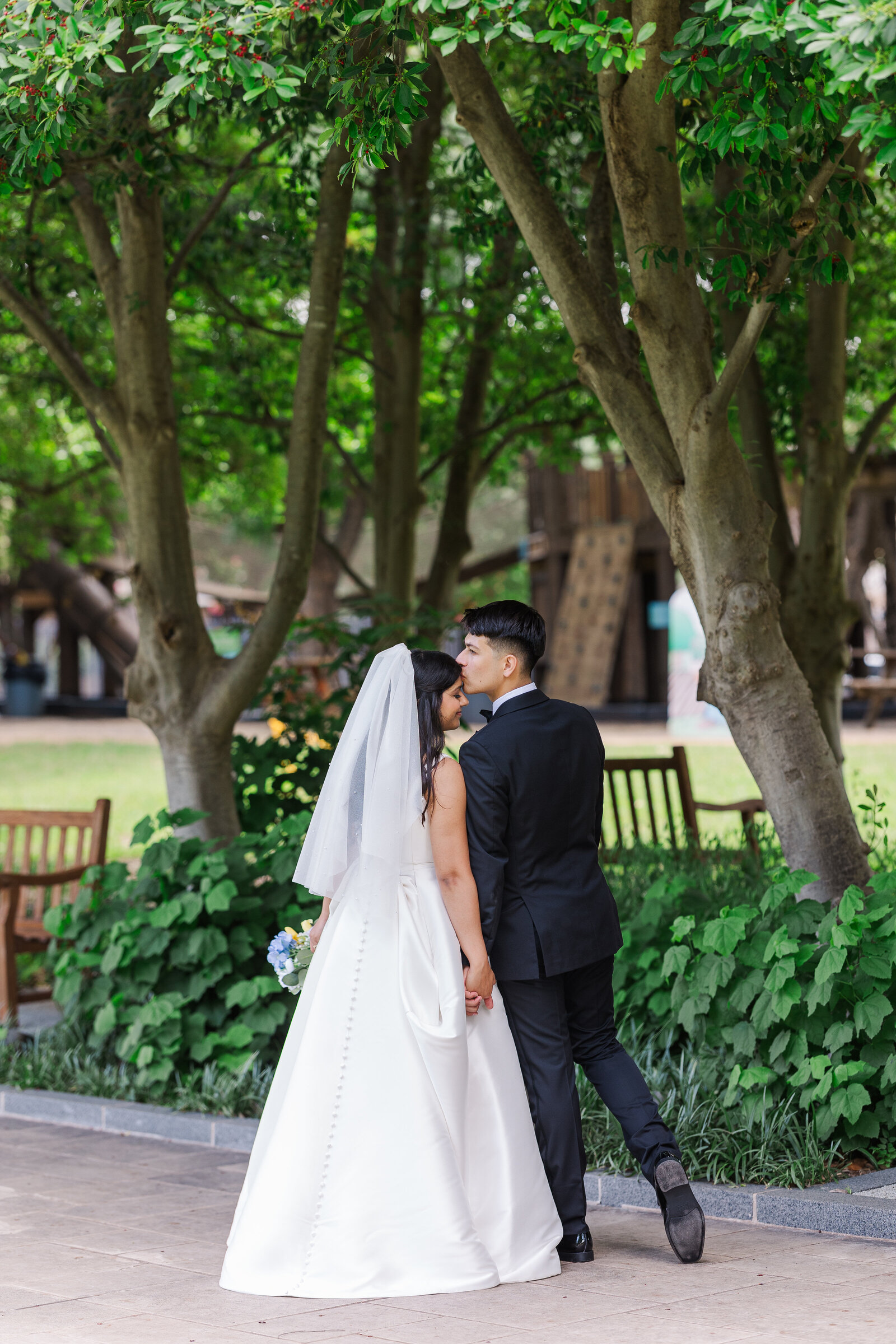 Candid-daylight-couple-photography