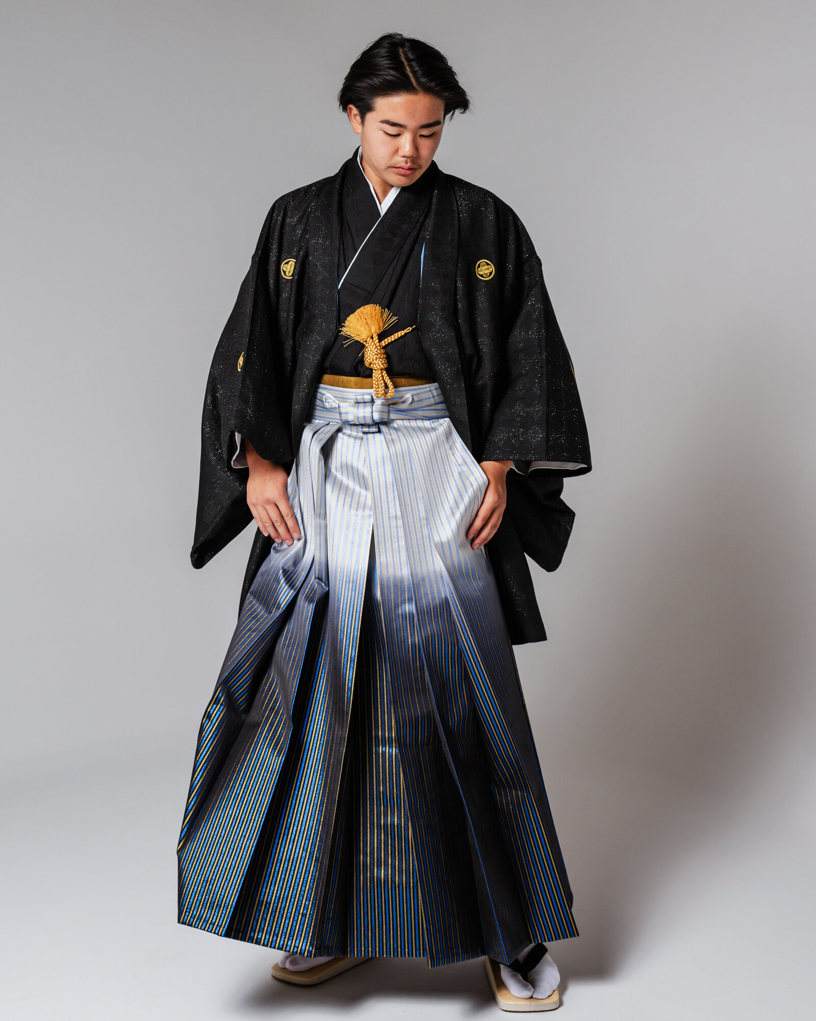 Boy in black montsuki hakama looking down in a reflective graduation pose | 卒業式 黒紋付袴 男の子 うつむきポーズ