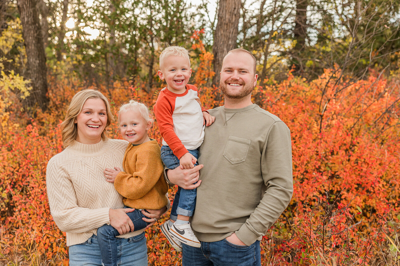 2024 krystal-moore-photography-moose-jaw-fall-family-session-with-orange-leaves-2