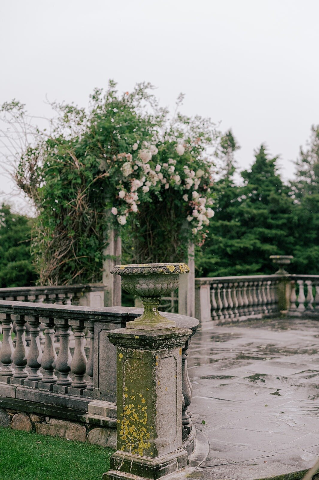 leila-james-events-newport-rhode-island-luxury-wedding-planner-castle-hill-wedding-coastal-wedding-photographer-stephanie-veglianteCocktail_Hour-39 copy