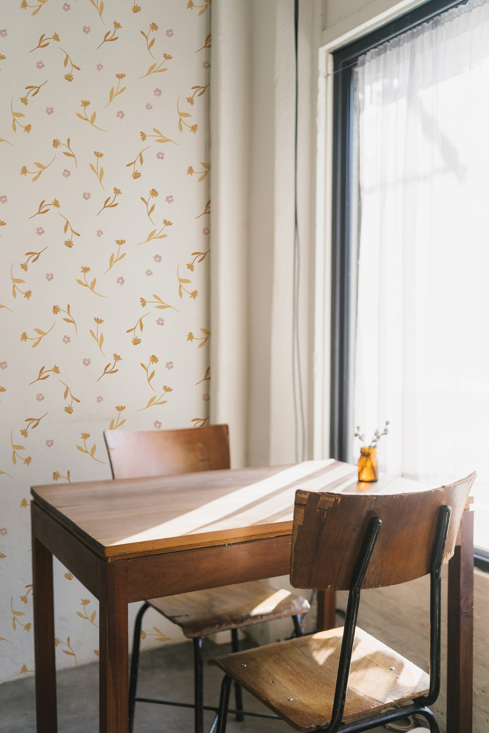 Dainty Floral Pattern as wallpaper in a dinning room