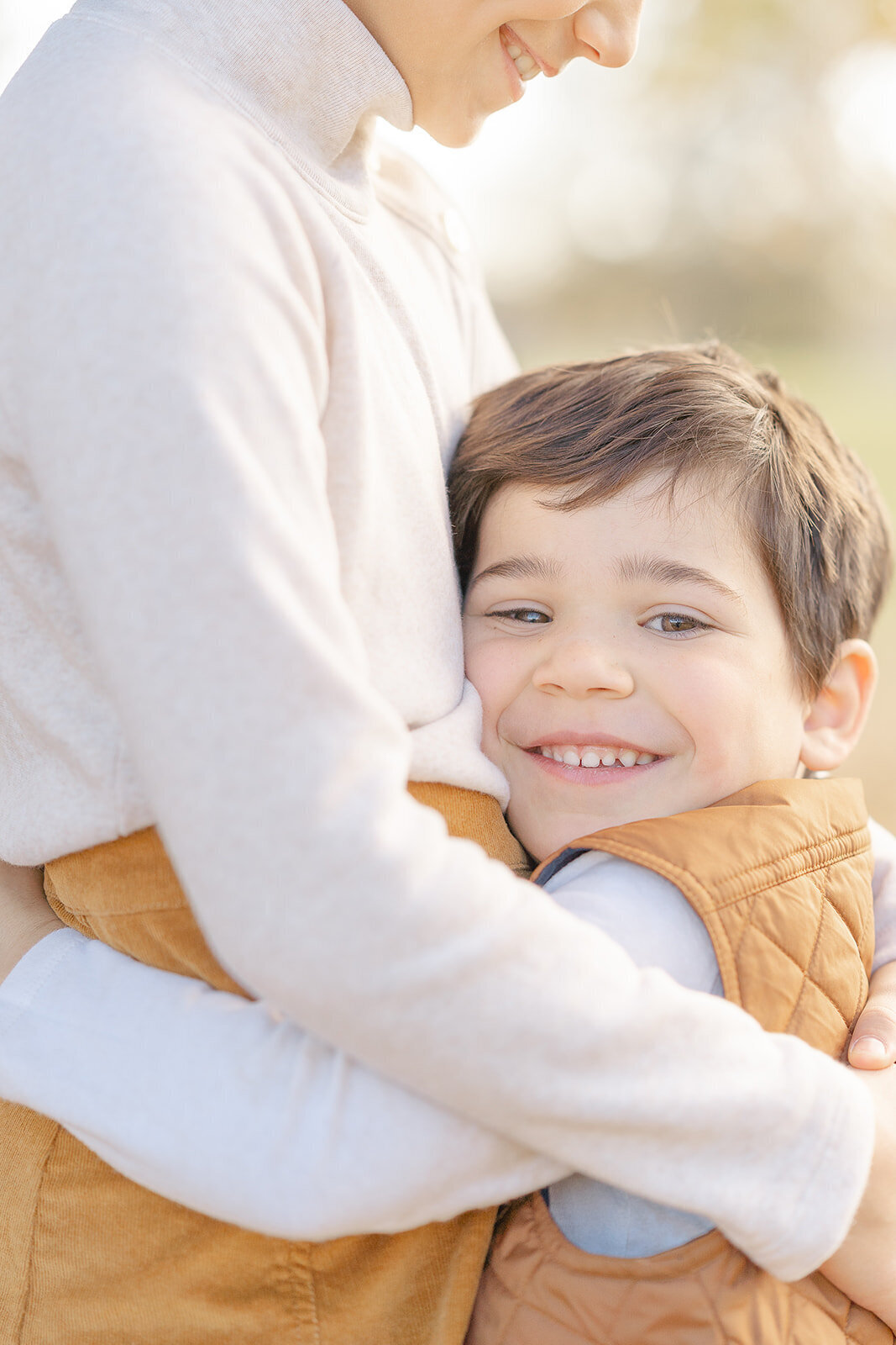 siblings hug during fall minis in Warrenton, VA