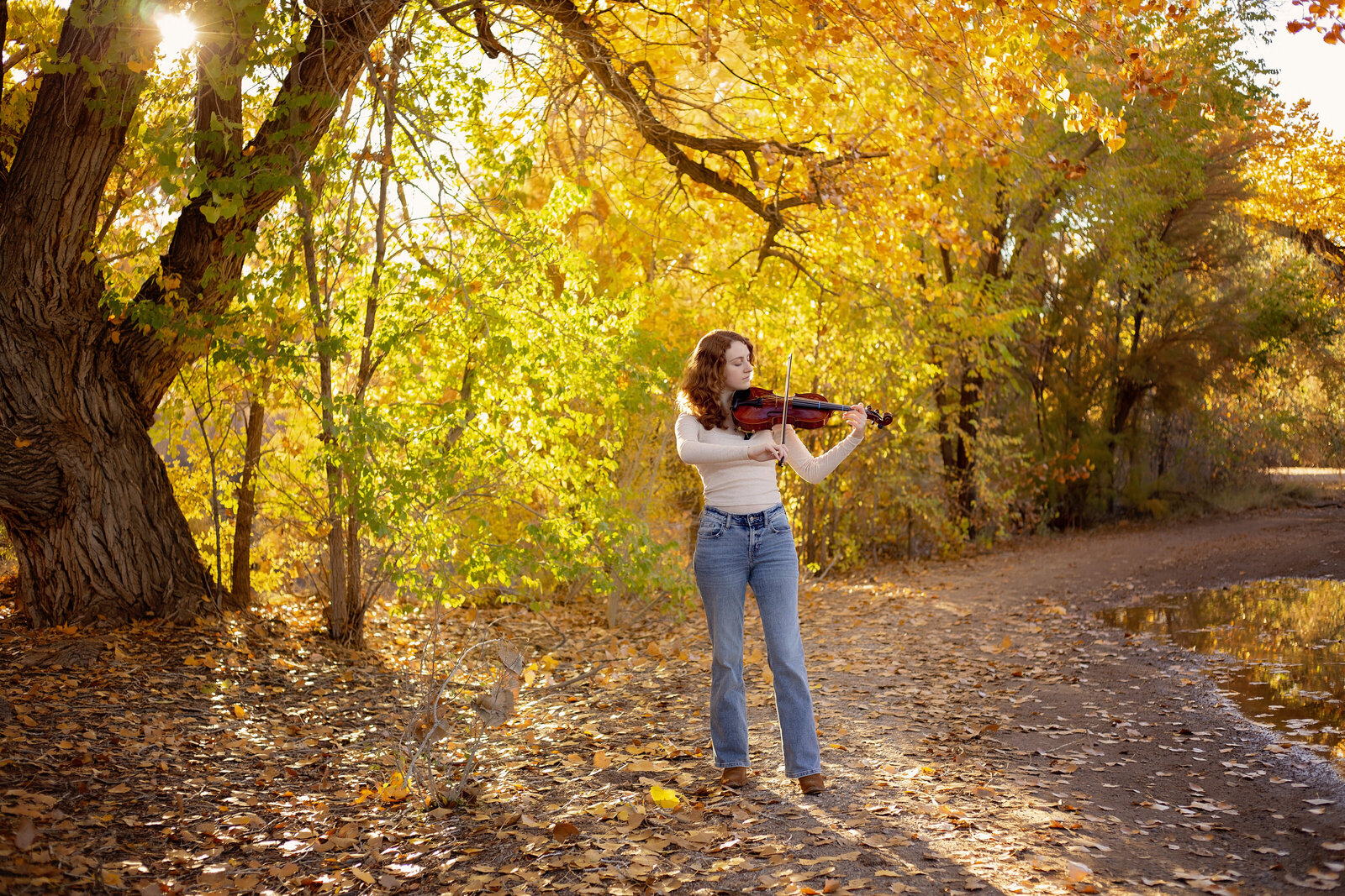 Senior-girl-session-playing-a-violin