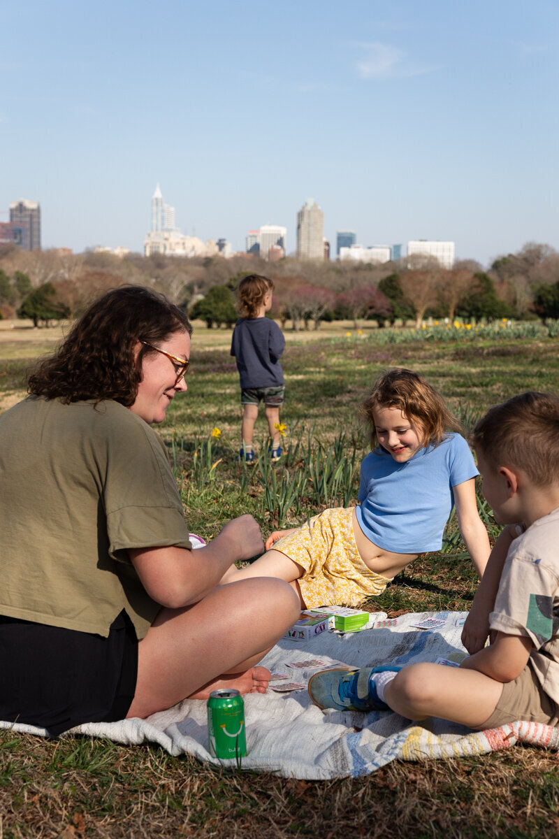 LightCreative_202503_HannahAlex_SpringCandidPhotoSession_DaffodilsDorotheaDixPark_RaleighDocumentaryFamilyPhotographer_002_blog