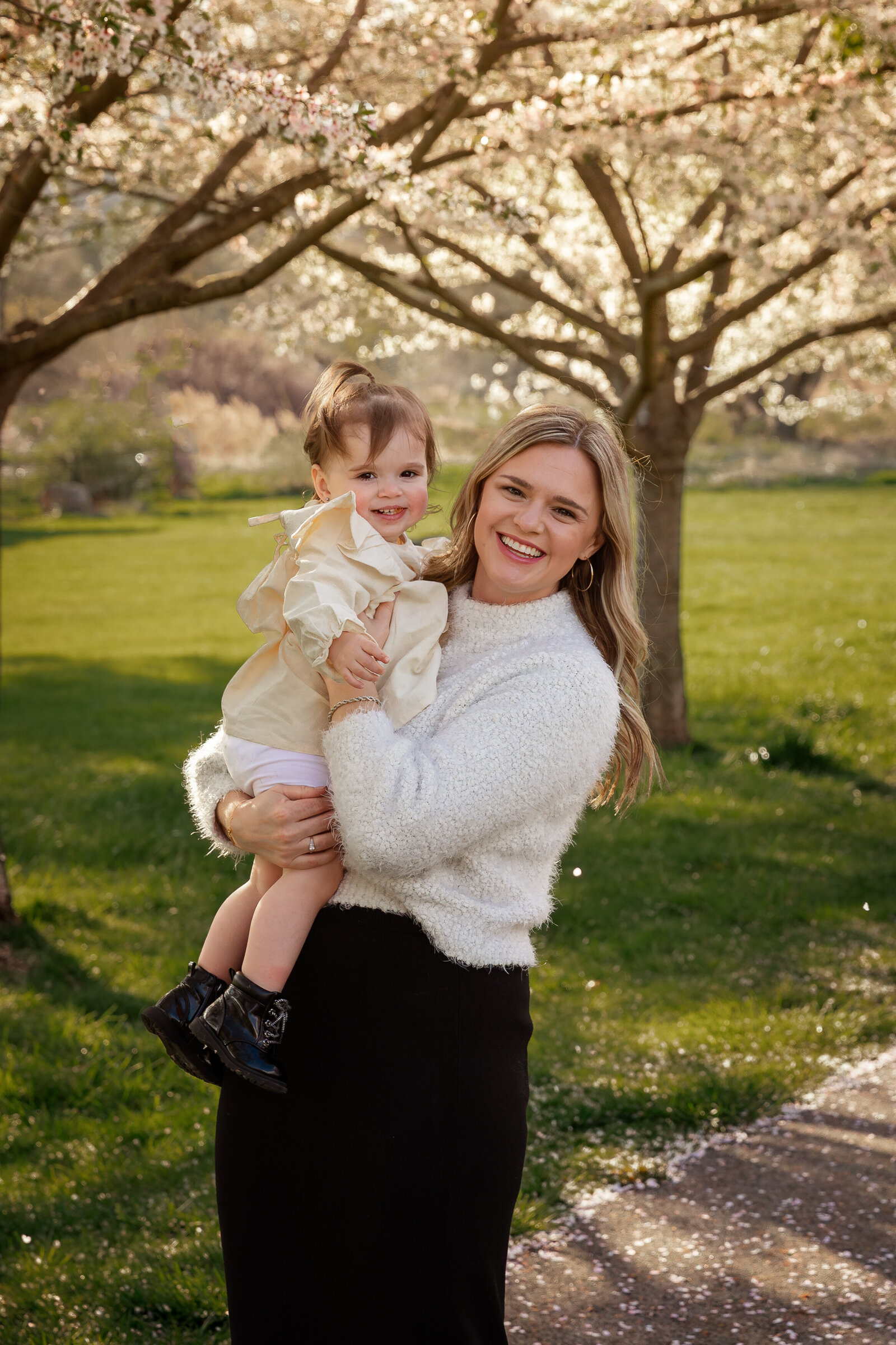 mom-kid-hugging-central-park-morristown-family-photographers-new-jersey