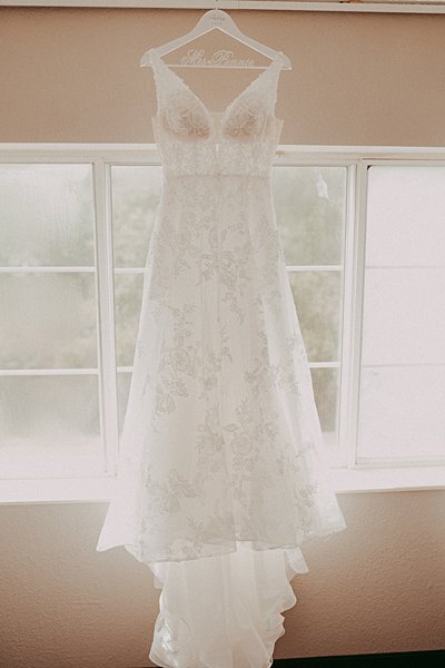 wedding-dress-backlit-inspo-massachusetts-photograpy-moody-lace-pennie