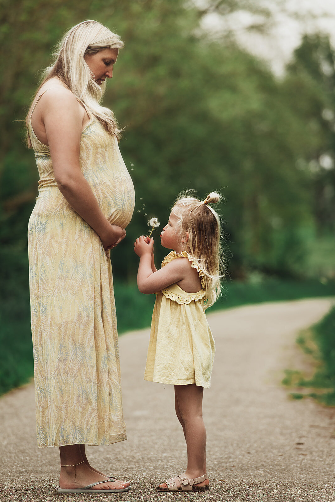 Babyfotografie met natuurlijke tinten en warme uitstraling
